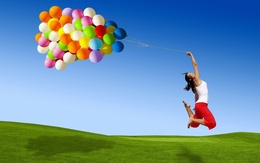 3d обои Девушка со связкой воздушных шариков подпрыгивает над поляной  позитив