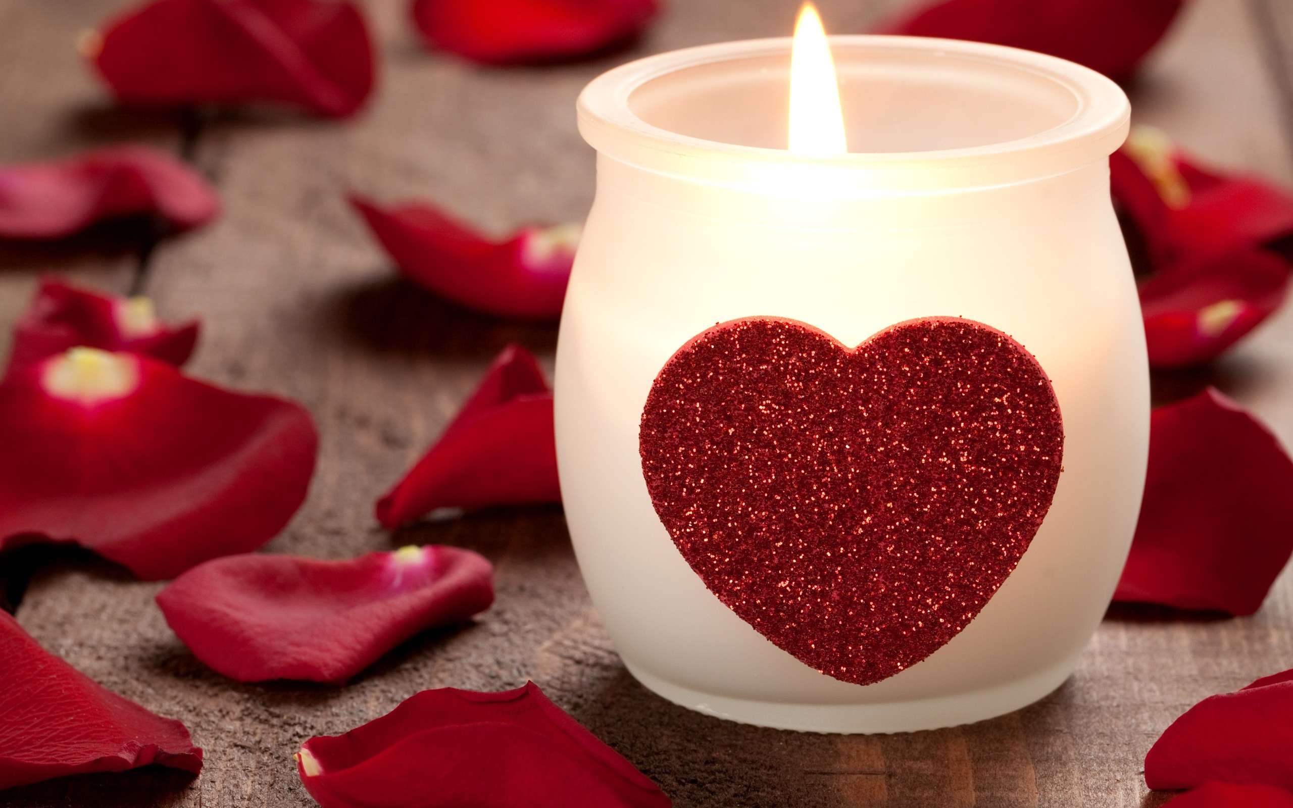 3d обои Свеча в баночке с красным сердечком и лепестки роз вокруг  огонь # 67967