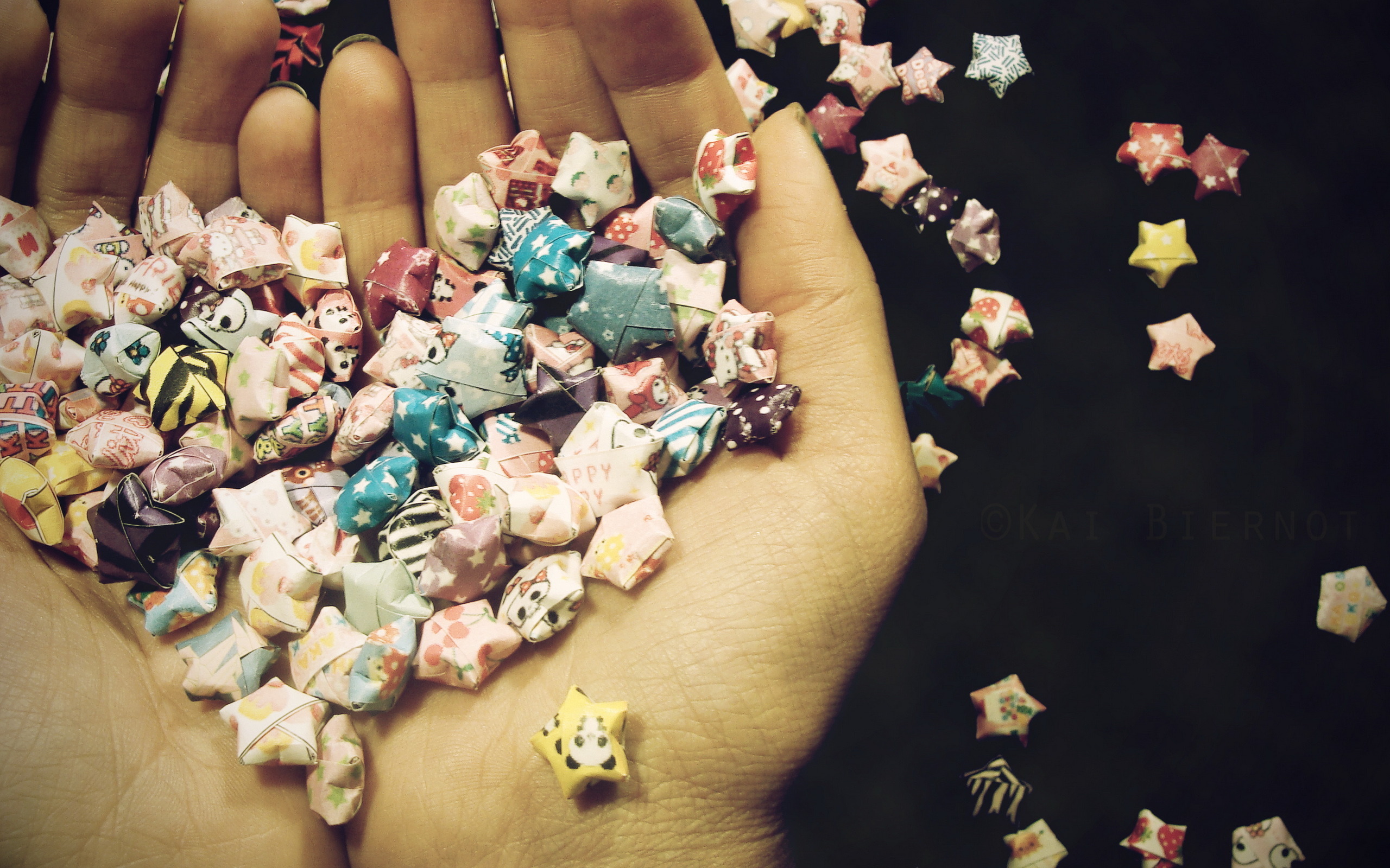 3d обои Много конфеток-звёздочек в руках  еда # 36502