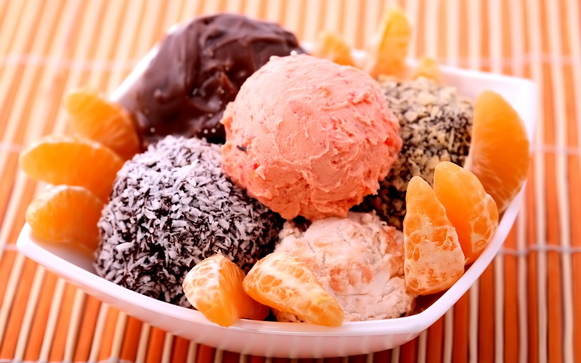 3d обои Шарики самого разнообразного мороженого с дольками апельсина  предметы # 68939