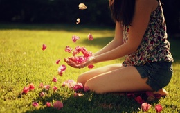3d обои Девушка сидит на газоне и ловит лепестки цветов в руки  цветы