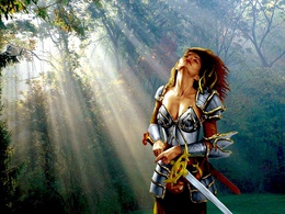 3d обои Девушка в доспехах и вооружённая мечом подставляет себя солнечным лучам, пробивающимся сквозь листву леса  милитари