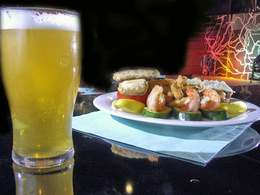 3d обои Бокал со светлым пивом, рядом тарелка с креветками  еда