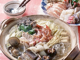 3d обои Тарелки с рыбой, креветками, японскими грибами еноки, стеклянной лапшой, каштанами, мидиями, устрицами и гребешками  рыбы