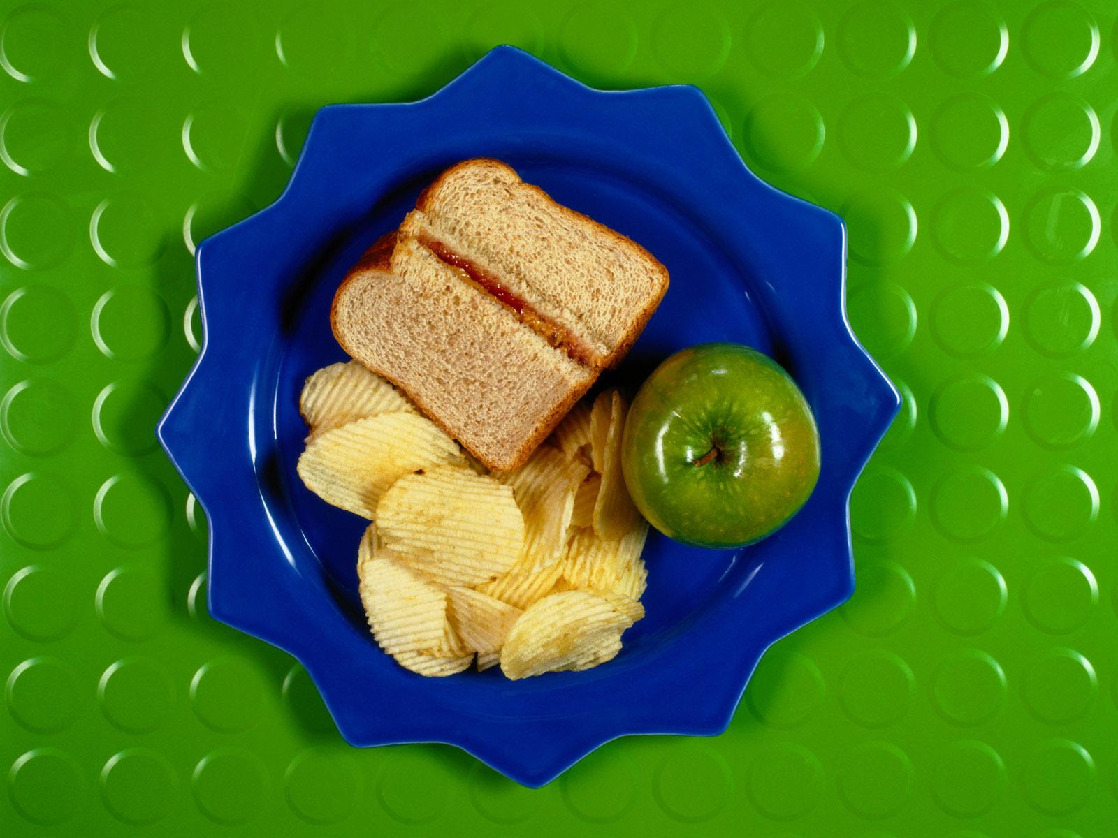 3d обои Тарелка с яблоком,хлебом и чипсами  еда # 36467