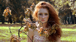 3d обои Рыжая девушка с веточкой пожелтевших листьев  осень