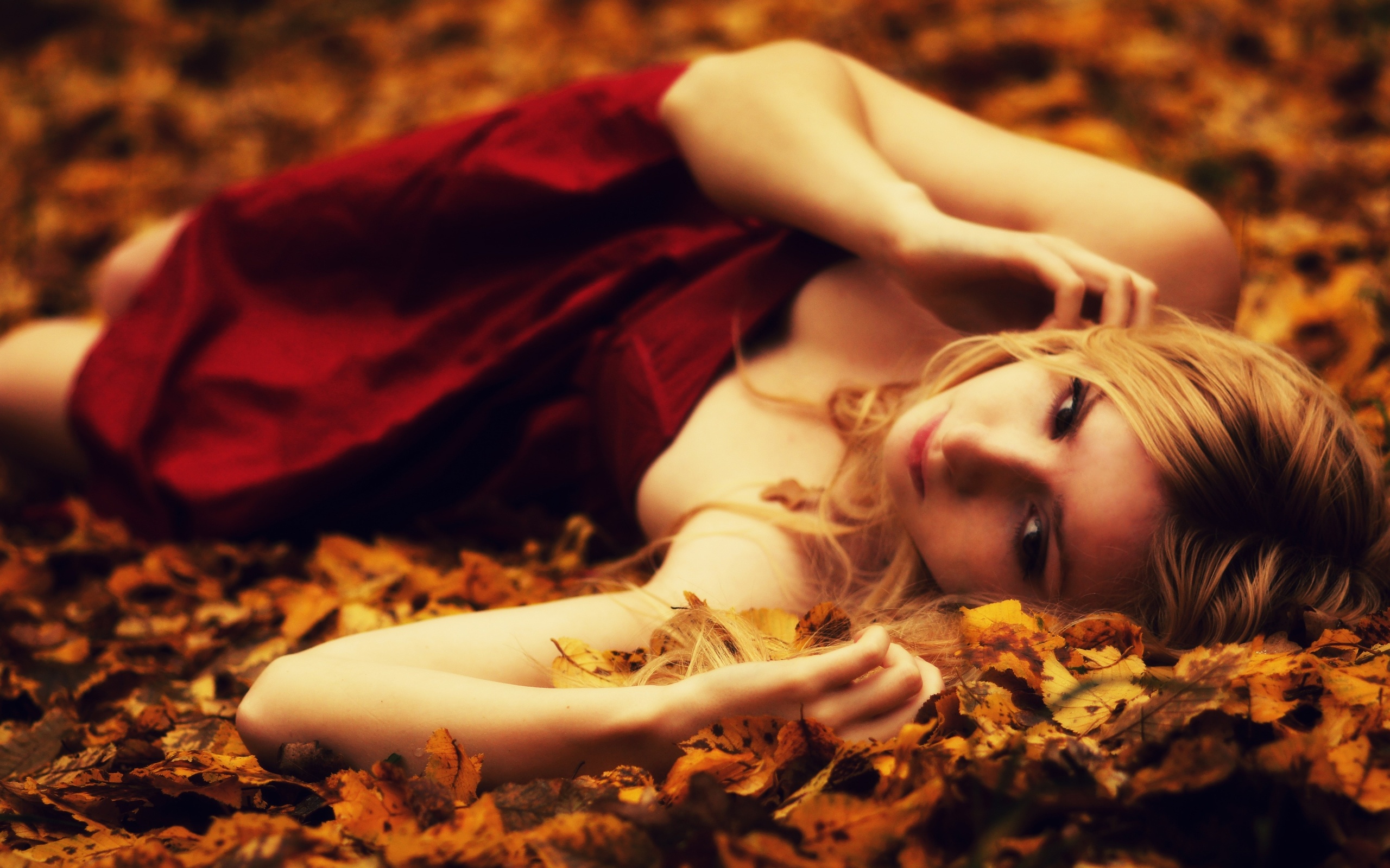 3d обои Девушка в красном платье лежит в осенней листве  листья # 50674