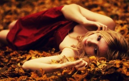 3d обои Девушка в красном платье лежит в осенней листве  листья