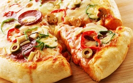 3d обои Пицца с салями и болгарским перцем  макро