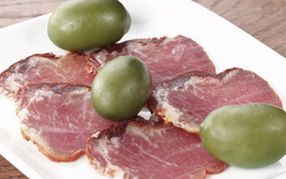 3d обои Нарезка сыровяленого мяса и оливки  еда