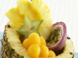 3d обои Ананас с экзотическими фруктами внутри  еда