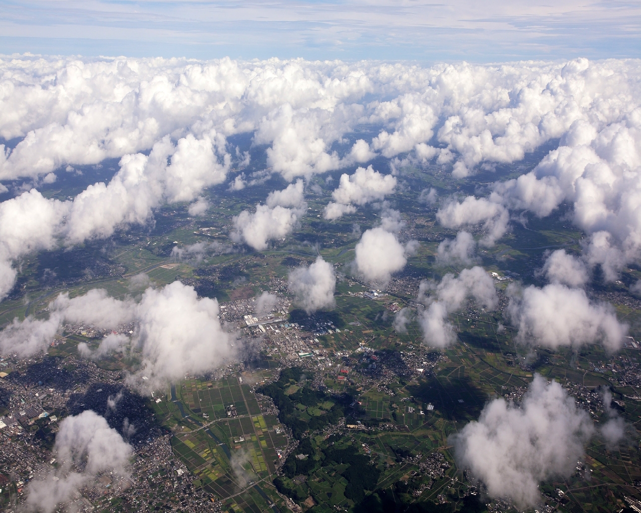 3d обои Вид из иллюминатора самолёта, сквзь редкие облака панорама земли  дома # 34577