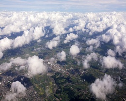 3d обои Вид из иллюминатора самолёта, сквзь редкие облака панорама земли  дома