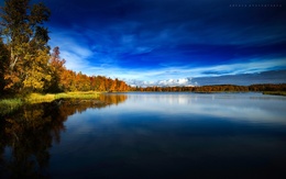3d обои Голубая вода под голубыми небесами, золотые краски осени по её берегам  осень