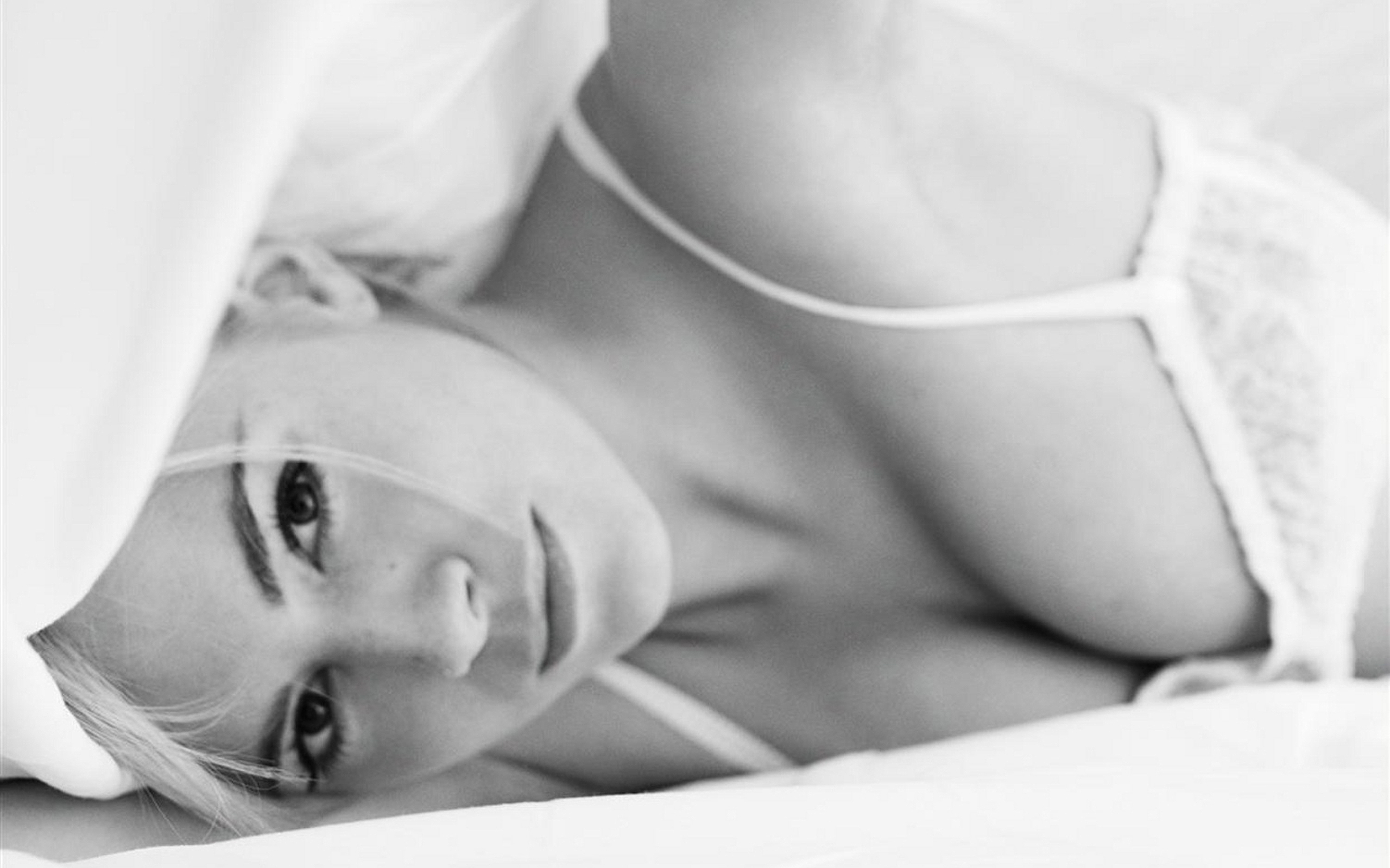 3d обои Сиена Миллер лежит в белых простынях  эротические # 90062