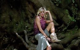 3d обои Сиена Миллер сидит на корнях огромного дерева в лесу  девушки