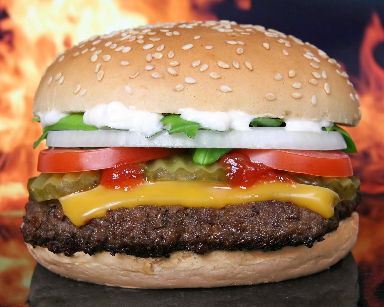 3d обои Вкусный гамбургер с мясом и овощами на булочке с кунжутом  1280х1024 # 1468
