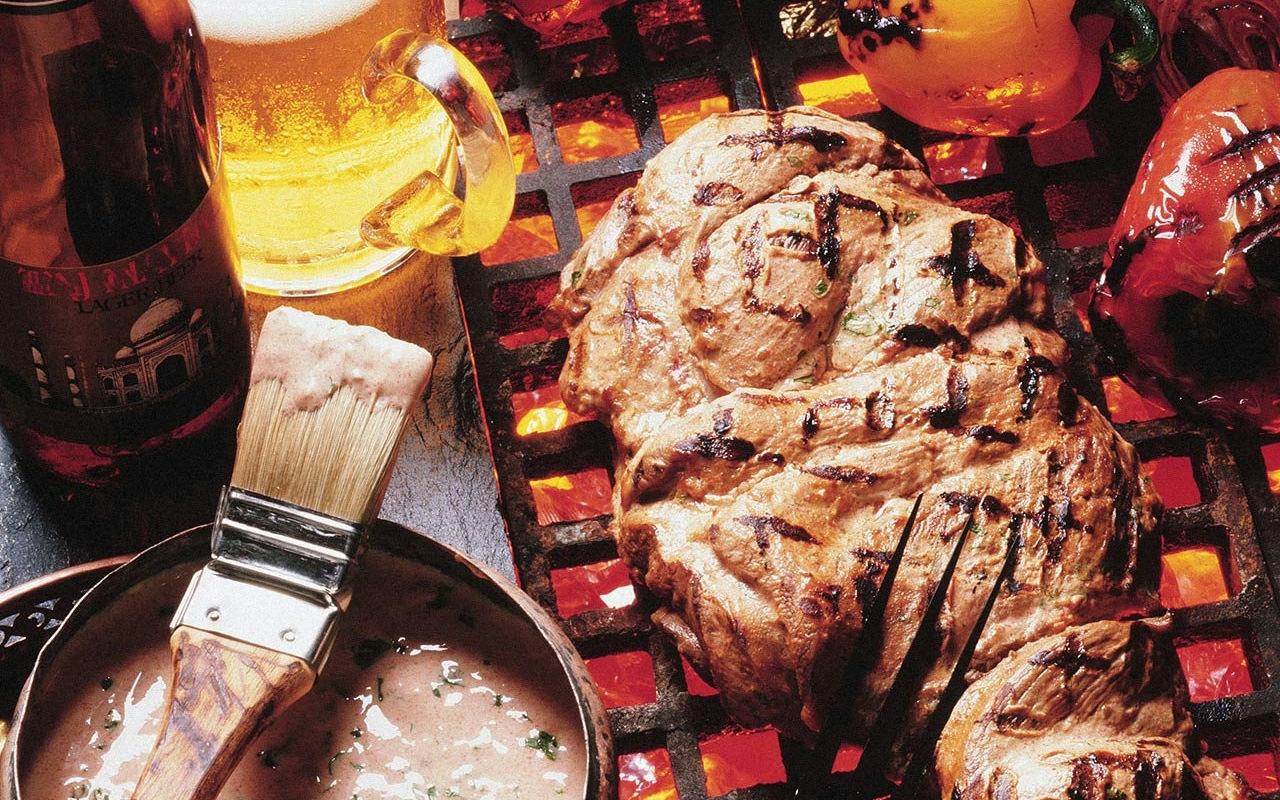 3d обои Приготовление мяса барбекью, рядом кружка пива плошка с соусом и кисточкой  еда # 36228