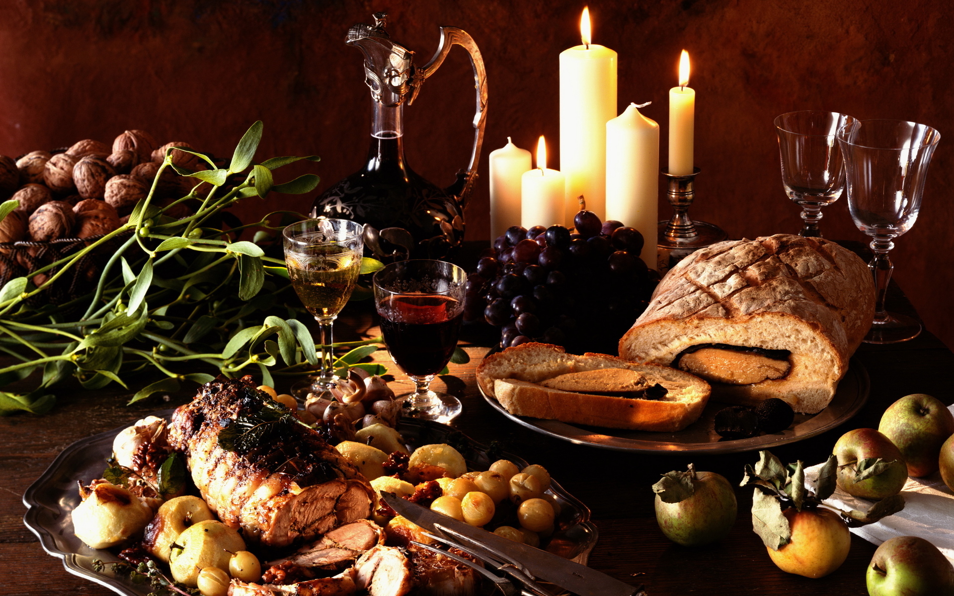 3d обои Ужин при свечах - запечённое мясо с яблоками и крыжовником, рулет, грецкие орехи, виноград, вино  еда # 36227