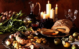 3d обои Ужин при свечах - запечённое мясо с яблоками и крыжовником, рулет, грецкие орехи, виноград, вино  1920х1200