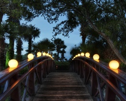 3d обои Мостик через парк, подсвеченный фонарями  деревья