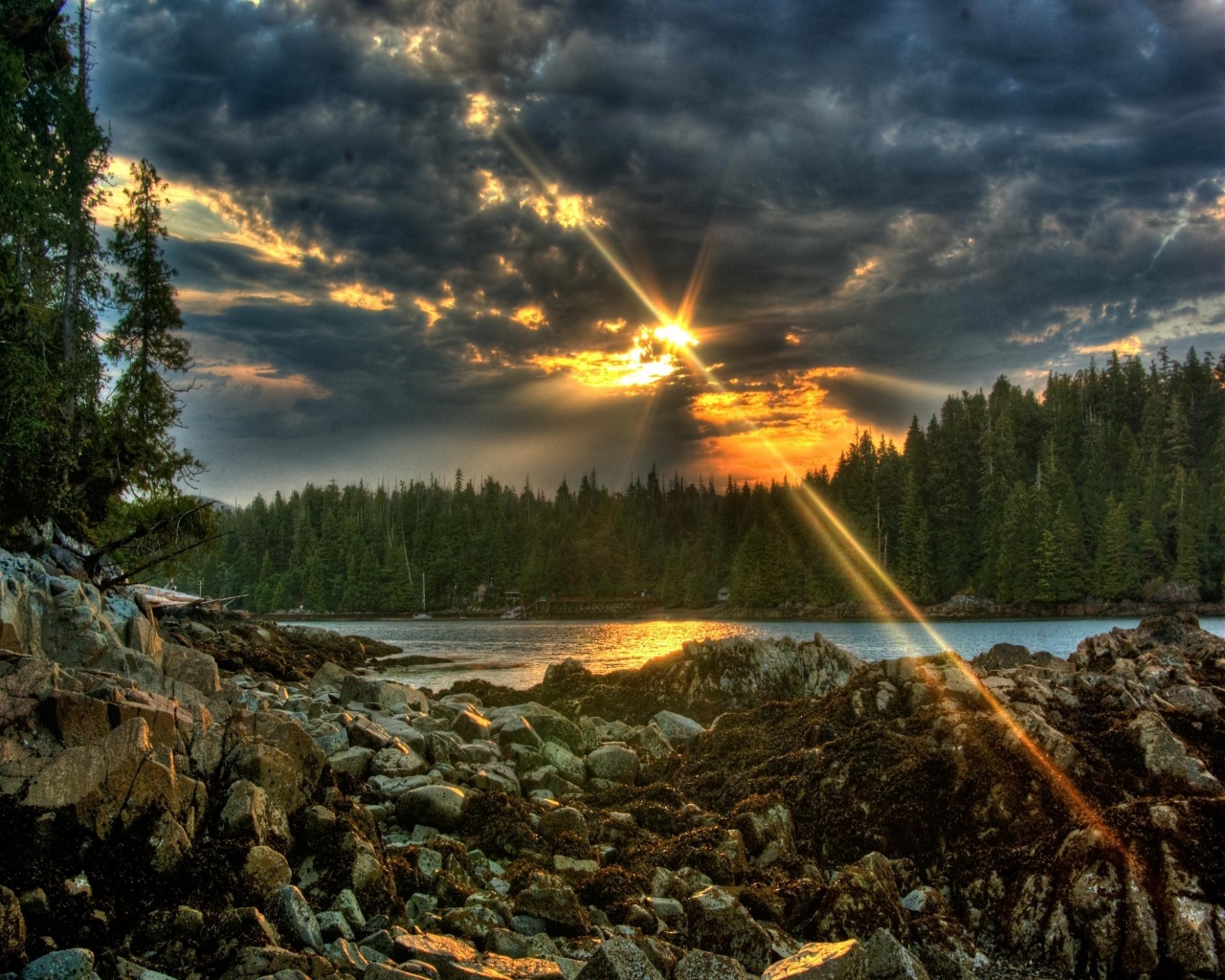 3d обои Проблеск солнца в хмурых облаках над каменистым берегом у озера  лес # 49191